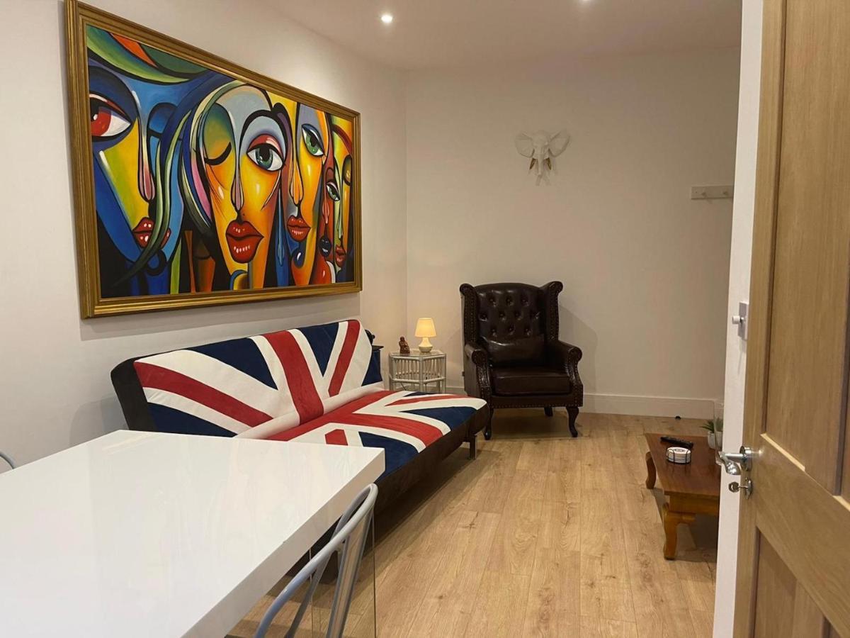 Апартаменты Bagshot Pennyhill Camberley Ascot Luxury 2 Beds 1 Bath Sleeps 4 Pets Ok Permit Parking Экстерьер фото