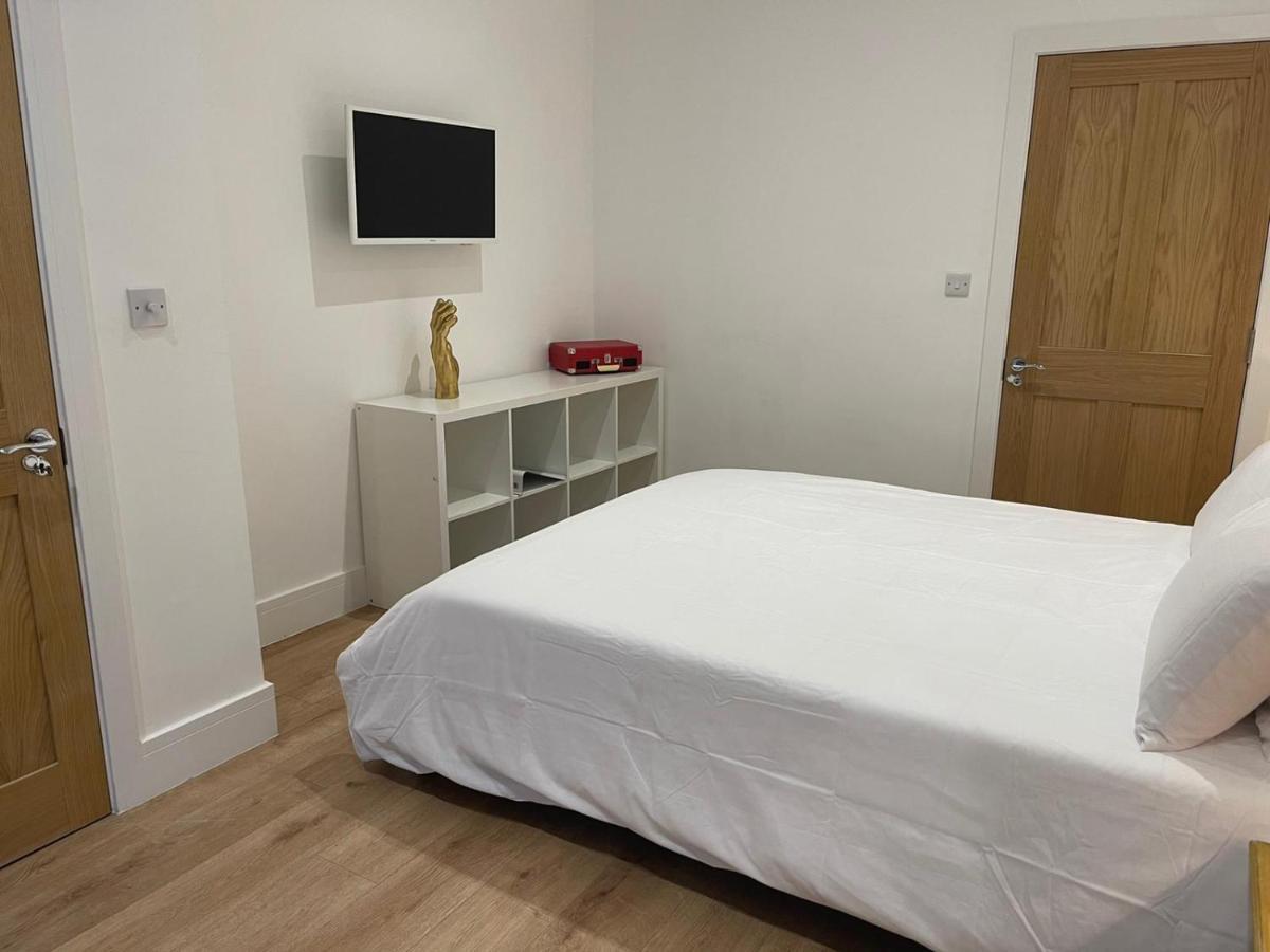 Апартаменты Bagshot Pennyhill Camberley Ascot Luxury 2 Beds 1 Bath Sleeps 4 Pets Ok Permit Parking Экстерьер фото