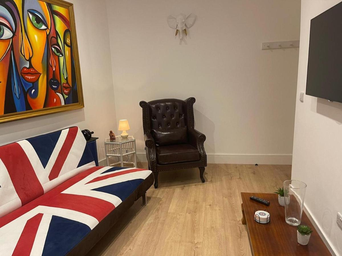 Апартаменты Bagshot Pennyhill Camberley Ascot Luxury 2 Beds 1 Bath Sleeps 4 Pets Ok Permit Parking Экстерьер фото