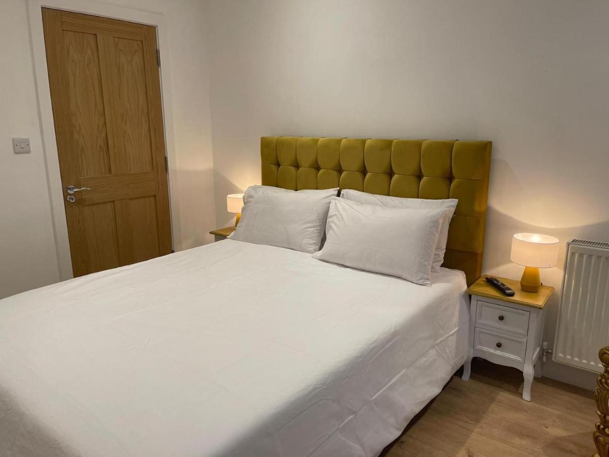 Апартаменты Bagshot Pennyhill Camberley Ascot Luxury 2 Beds 1 Bath Sleeps 4 Pets Ok Permit Parking Экстерьер фото