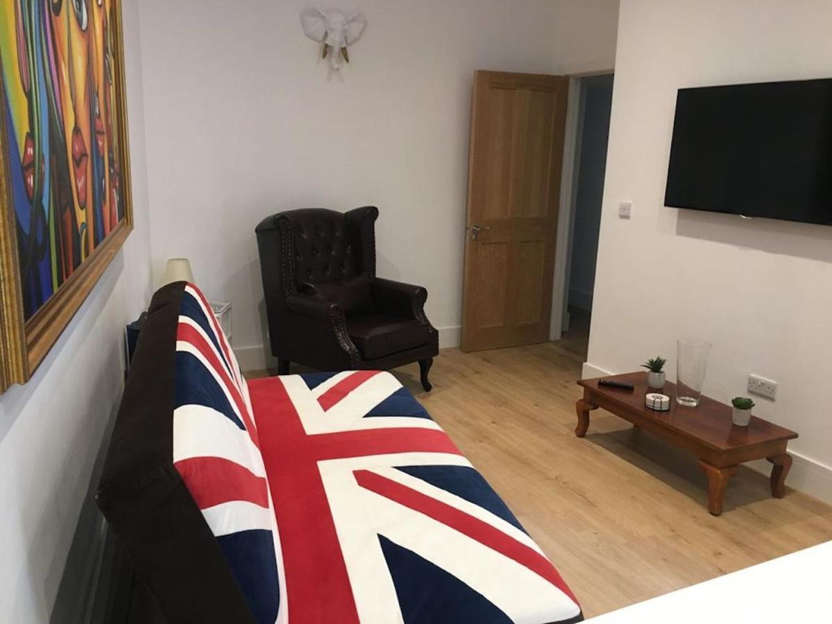Апартаменты Bagshot Pennyhill Camberley Ascot Luxury 2 Beds 1 Bath Sleeps 4 Pets Ok Permit Parking Экстерьер фото
