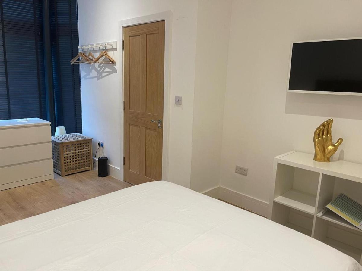 Апартаменты Bagshot Pennyhill Camberley Ascot Luxury 2 Beds 1 Bath Sleeps 4 Pets Ok Permit Parking Экстерьер фото